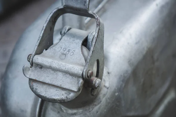 Velho metal jerrycan ou gasolina canister combustível pode . — Fotografia de Stock