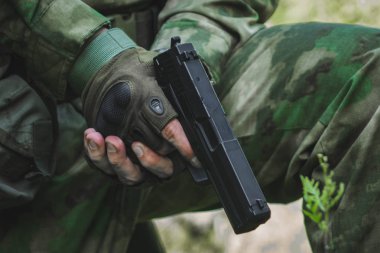 Beyaz arka planda siyah yeşil tabanca