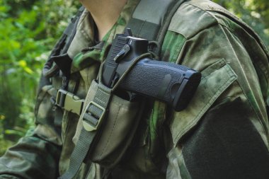 silah askeri üniforma üzerinde sabittir