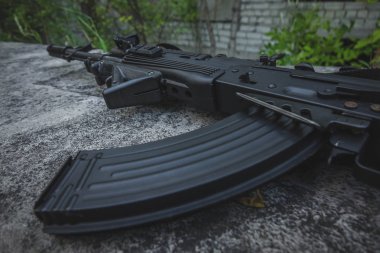 Alıcı kutusu ve rus saldırı tüfeği Ak-74 şarjör dolu backround ile dergi.