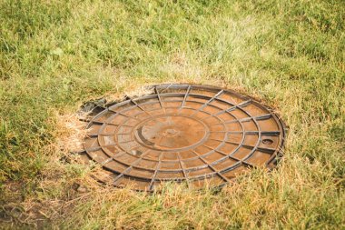 Vakfı ile eski paslı yuvarlak kanalizasyon hatchway.