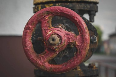 gaz borusu üzerindeki kırmızı vana.