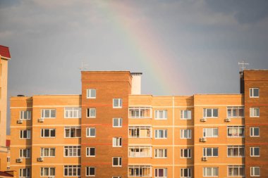 Biege tuğladan yapılmış bakconies ile yeni çok katlı konut binasının cephe Bottow görünümü.