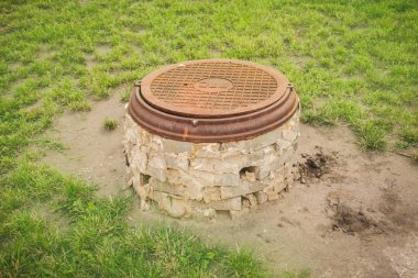 Vakfı ile eski paslı yuvarlak kanalizasyon hatchway.