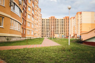 güzel çim ve kaldırım yolu ile apartmanlar.
