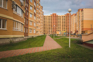 güzel çim ve kaldırım yolu ile apartmanlar.