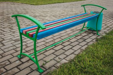 sokakta renkli ahşap bank yakın çekim.