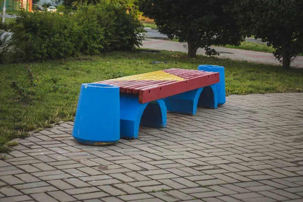 Zbliżenie kolorowych ławki z drewna na ulicy. — Zdjęcie stockowe