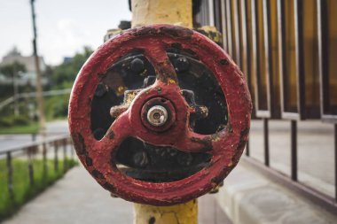 gaz borusu üzerindeki kırmızı vana.