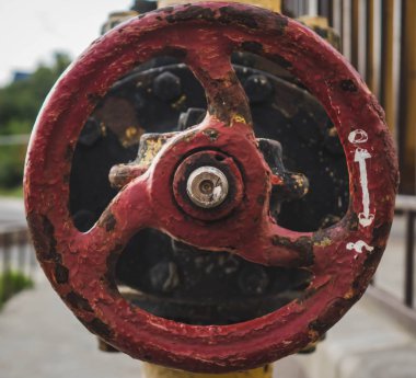 gaz borusu üzerindeki kırmızı vana.