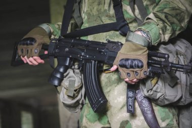 Alıcı kutusu ve rus saldırı tüfeği Ak-74 şarjör dolu backround ile dergi.