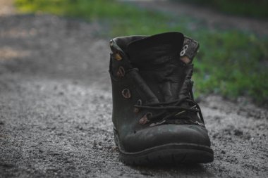 Beton zemin üzerinde eski bir giyilen ayakkabı siyah beyaz görüntü