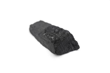Beyaz arka planda izole siyah kömür. izole fotoğraf