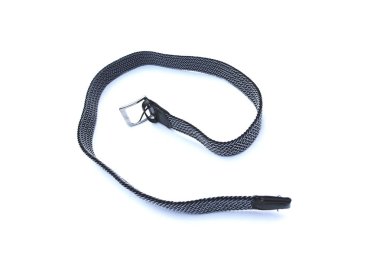 Beyaz arka planda toka ile haddelenmiş kemer izole