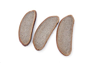 Beyaz arka planda izole yulaf ekmek dilimleri