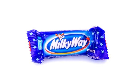 Rusya, Moskova - 14 Mayıs 2019. Samanyolu çikolata bar beyaz izole.