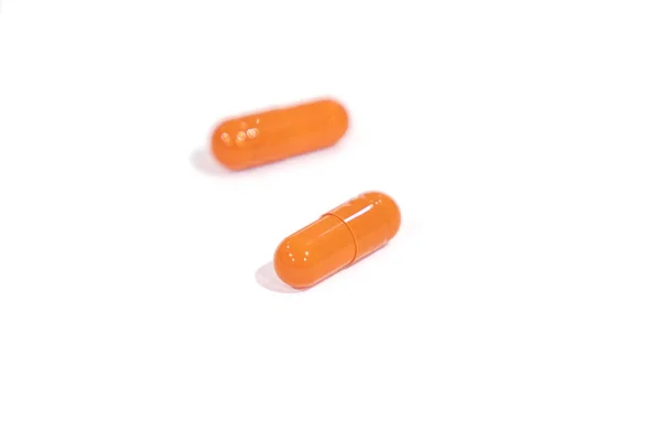 Comprimidos de color naranja, aislados sobre un fondo blanco. medicina . —  Fotos de Stock