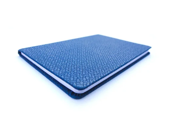 Blauw lederen laptop geïsoleerd op witte achtergrond. — Stockfoto