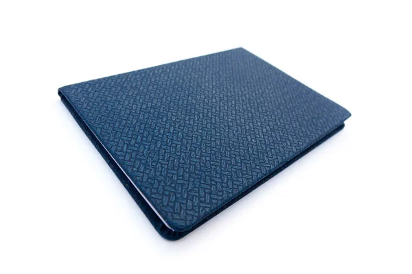 흰색 배경에 고립 된 블루 가죽 노트북. — 스톡 사진