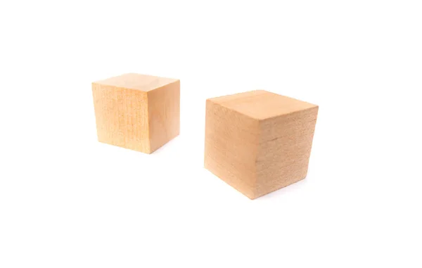 Concepto de diseño - 2 cubo de madera real geométrico abstracto con diseño surrealista sobre fondo de piso blanco y no es renderizado 3D —  Fotos de Stock
