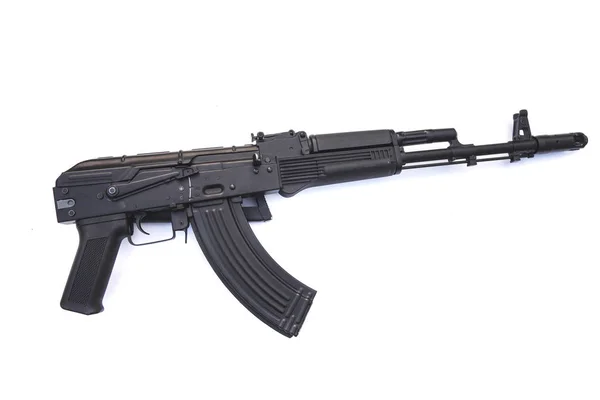 Kalashnikov fucile d'assalto ak isolato su uno sfondo bianco . — Foto Stock