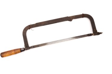 Beyaz arka plan üzerinde izole eski paslı demir testeresi.