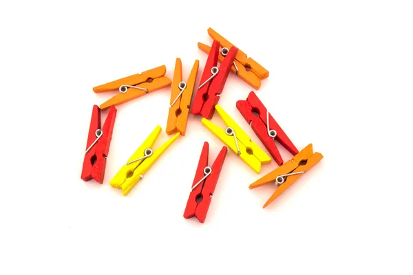 Clothespins a ruhákat. piros, sárga és narancs fehér alapon — Stock Fotó