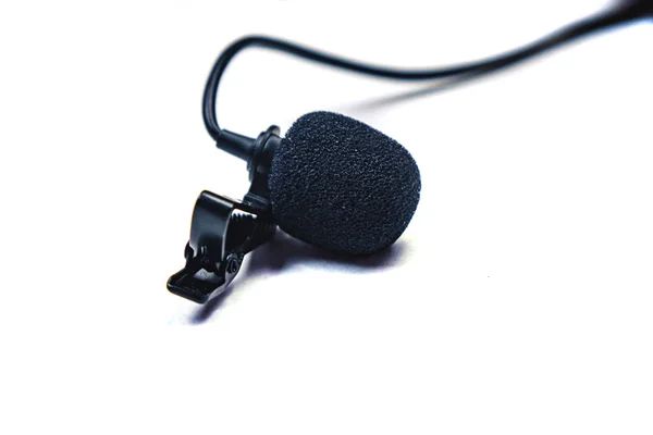 Лацкан микрофон черный изолированный на белом фоне . — стоковое фото