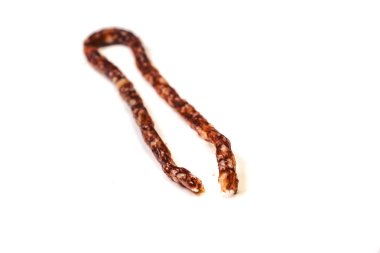 Baharat beyaz arka plan üzerinde izole küçük tütsülenmiş sosis