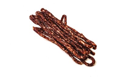 Baharat beyaz arka plan üzerinde izole küçük tütsülenmiş sosis