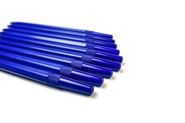 Blues ballpoints kalem beyaz arka plan üzerinde izole