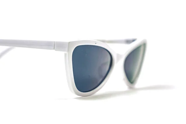 Λευκά γυαλιά ηλίου απομονωμένα πάνω από το λευκό φόντο — Φωτογραφία Αρχείου