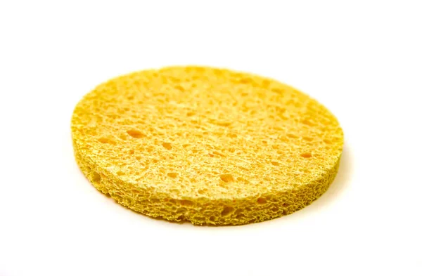 Gele spons voor gezicht geïsoleerd op witte achtergrond — Stockfoto