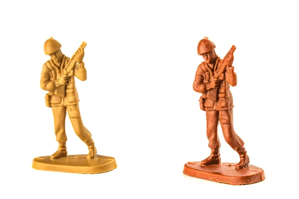 Soldados de juguete en miniatura aislados sobre fondo blanco . — Foto de Stock