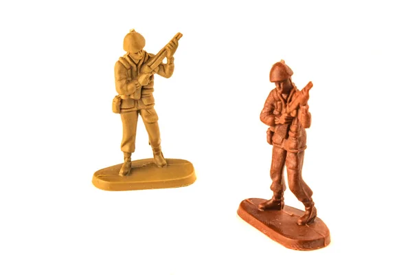 Soldados de juguete en miniatura aislados sobre fondo blanco . — Foto de Stock