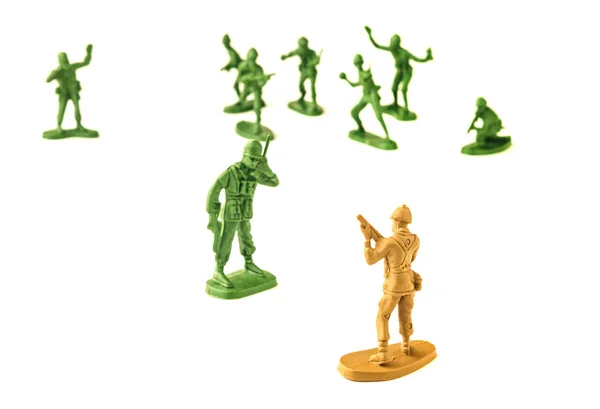 Soldados de juguete en miniatura sobre fondo blanco, primer plano — Foto de Stock