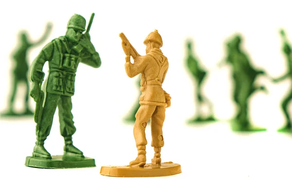 Miniatura soldatini su sfondo bianco, primo piano — Foto Stock