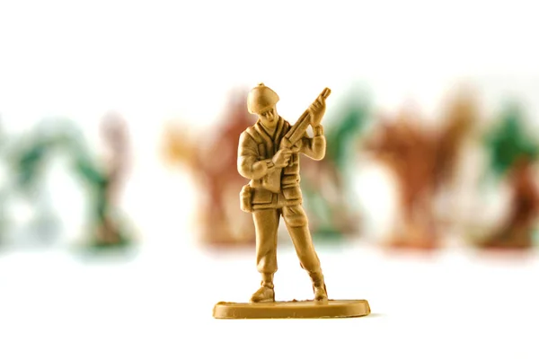 Hær af legetøj soldater isoleret hvid baggrund . - Stock-foto