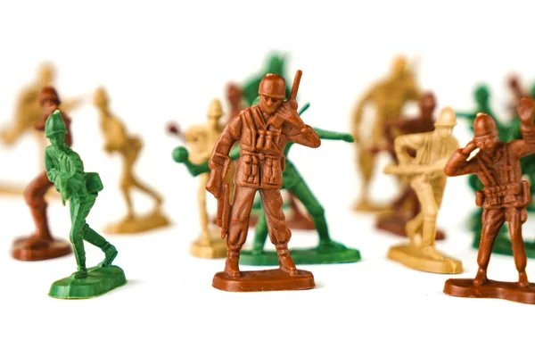 Ejército de soldados de juguete aislado fondo blanco . — Foto de Stock