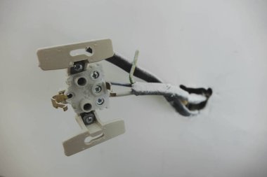 Beyaz duvarda iki elektrik telleri, copyspace, seçici odak.