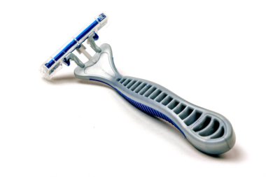 Beyaz arkaplanda traş bıçağı izole edilmiş..