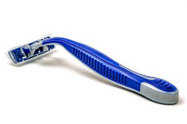 Beyaz arkaplanda traş bıçağı izole edilmiş..