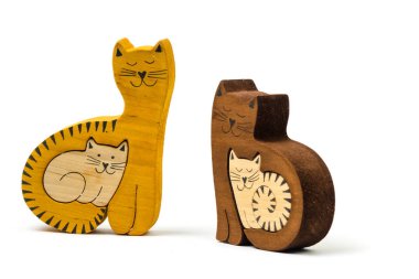 beyaz arka plan sarı ve kahverengi izole oyuncak kediler