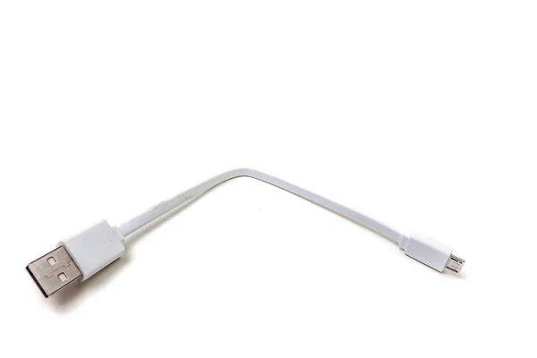 Micro USB vit kabel sätta på träbord, det är liten och kort för portabilitet. isolerad på vit bakgrund. — Stockfoto