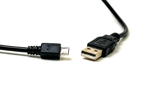 Micro USB черный кабель положить на деревянный стол, это маленький и короткий для портативности. изолированные на белом фоне . — стоковое фото