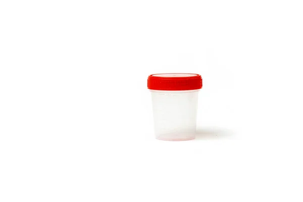 Vaso di plastica vuoto urina isolato su sfondo rosso — Foto Stock