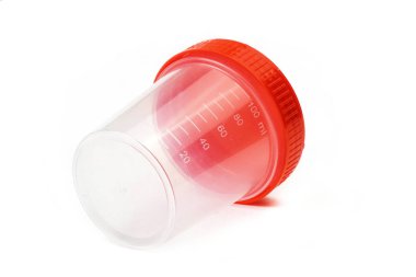 kırmızı arka plan üzerinde izole boş plastik idrar kavanozu. yakın çekim
