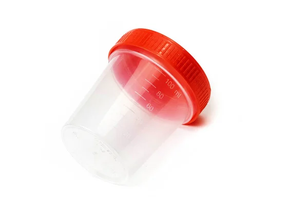 Pot d'urine vide en plastique isolé sur fond rouge. gros plan — Photo