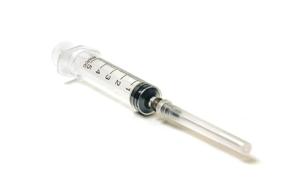 Medizinische Spritze mit Nadel isoliert auf weißem Hintergrund. — Stockfoto