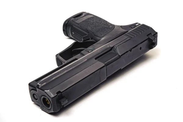 Pistola usata in metallo nero 9mm su sfondo bianco — Foto Stock